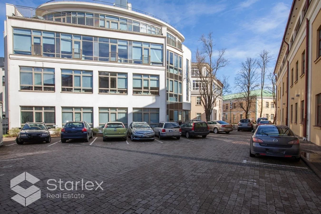 Birojs ar plašu terasi prestižā vietā blakus Citadele bankas galvenajai ēkai