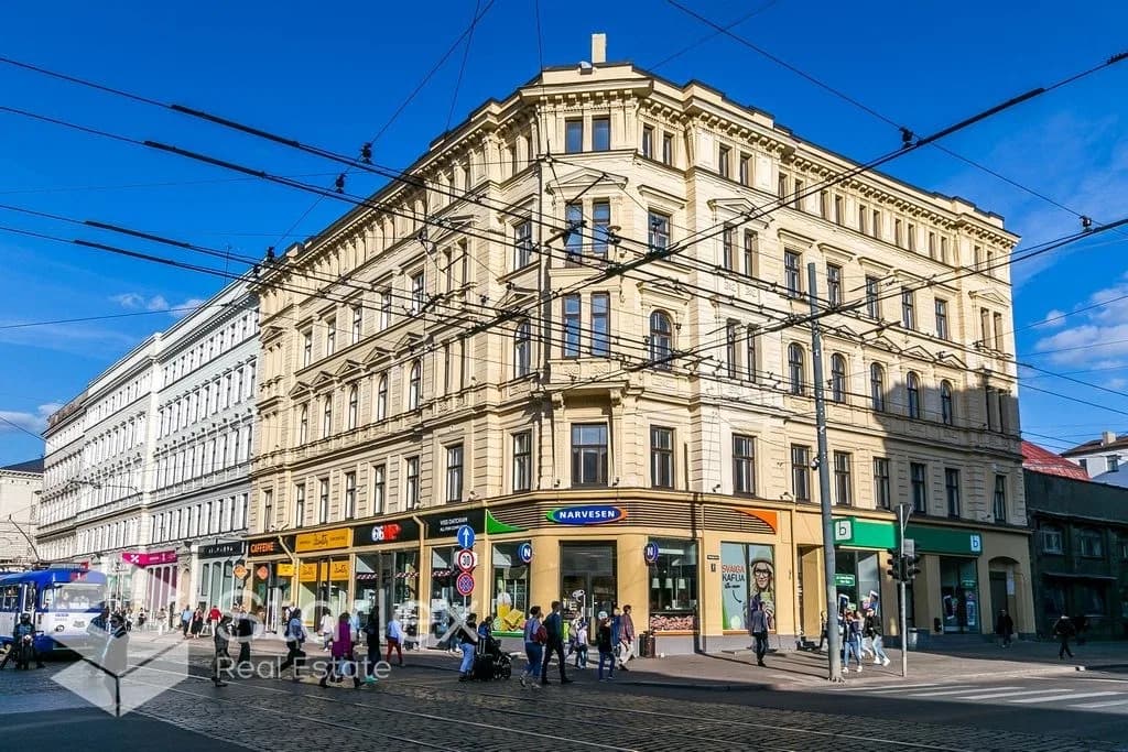 Komerctelpas vietā ar ļoti intensīvu gājēju plūsmu