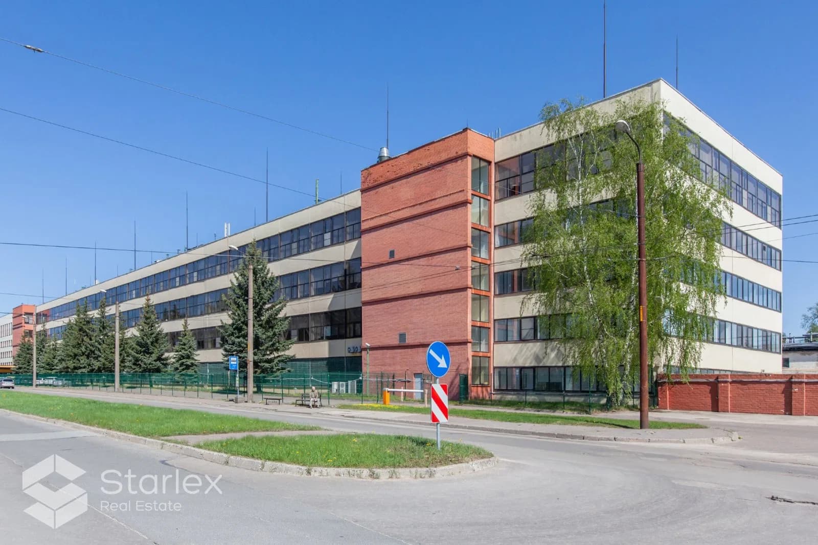Atsevišķa ēka ar biroju platībām 2 stāvos.