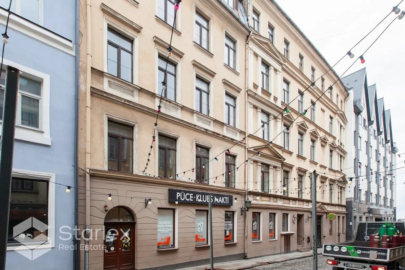 Birojs Vecrīgā netālu no Strēlnieku laukuma