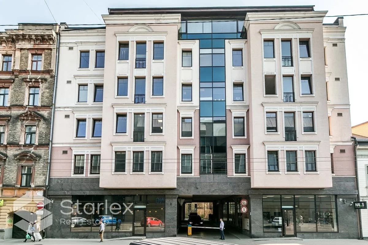Mūsdienīgs birojs ar stikla starpsienām renovētā biroju ēkā