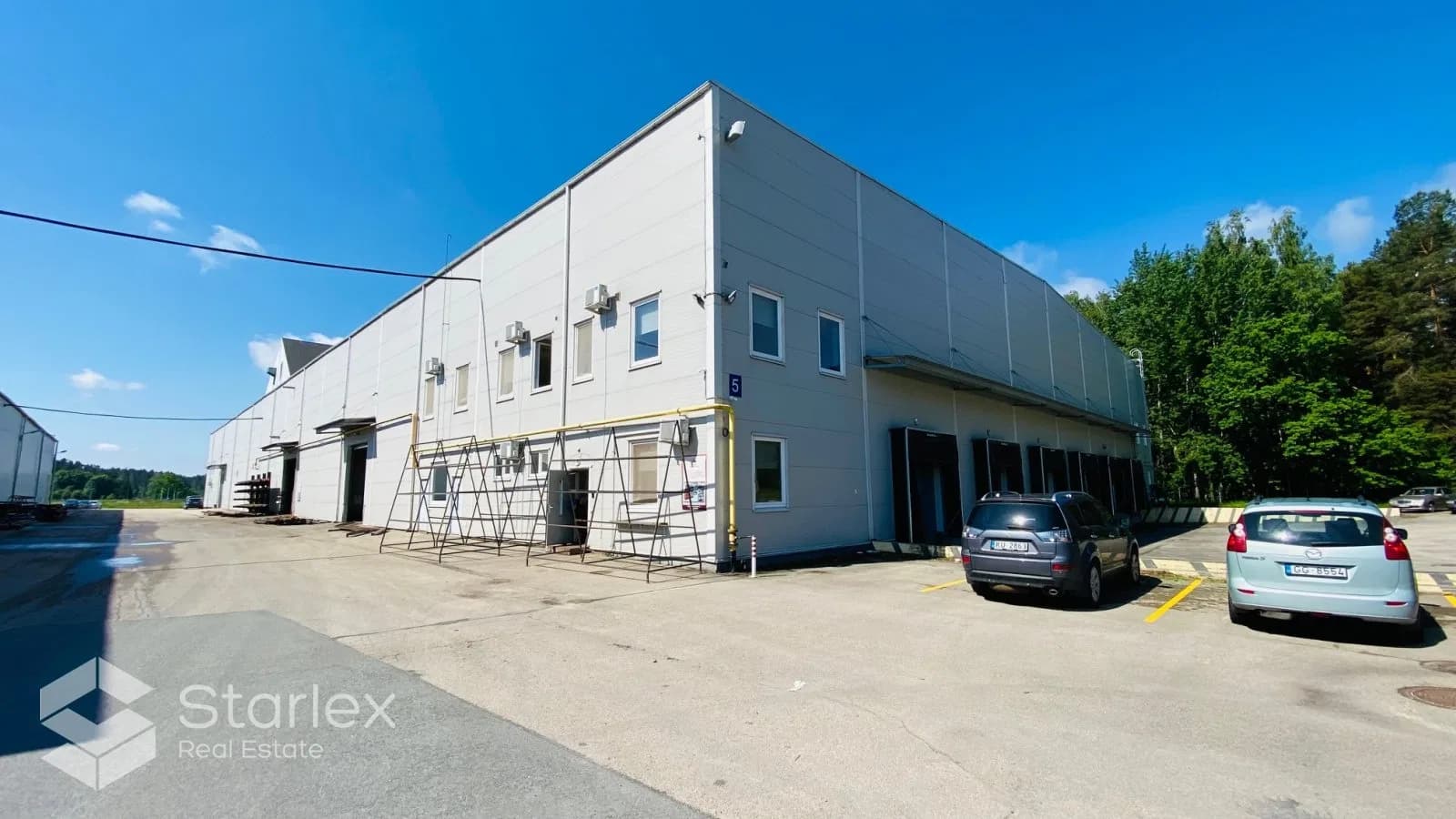 Warehouse with ramp