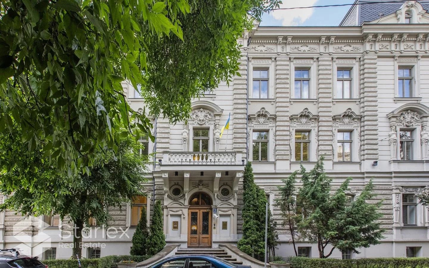 Birojs prestižā vēstniecību rajonā pie Kronvalda parka