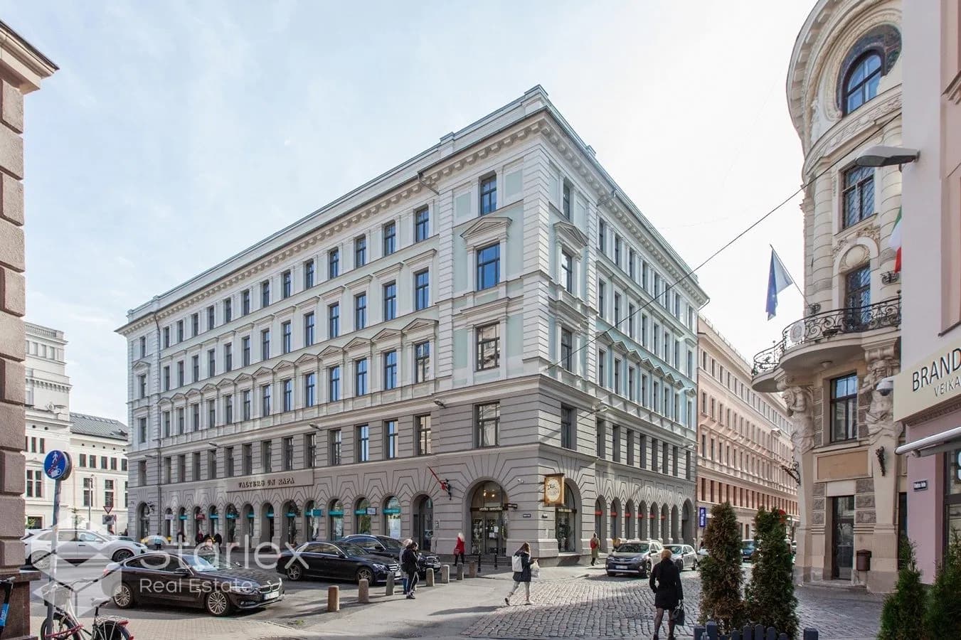 Gaišs birojs ar lielisku skatu Vecrīgā pretī Kempinski viesnīcai
