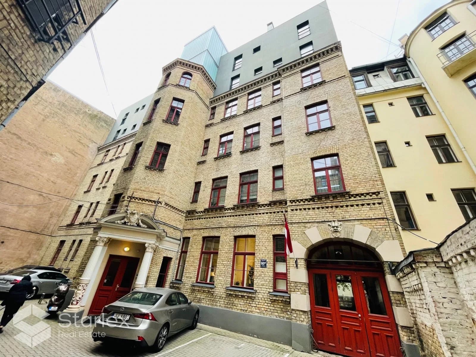 Gaišs birojs ar terasi Rīgas centrā pretī T/C ''Galerija Riga''