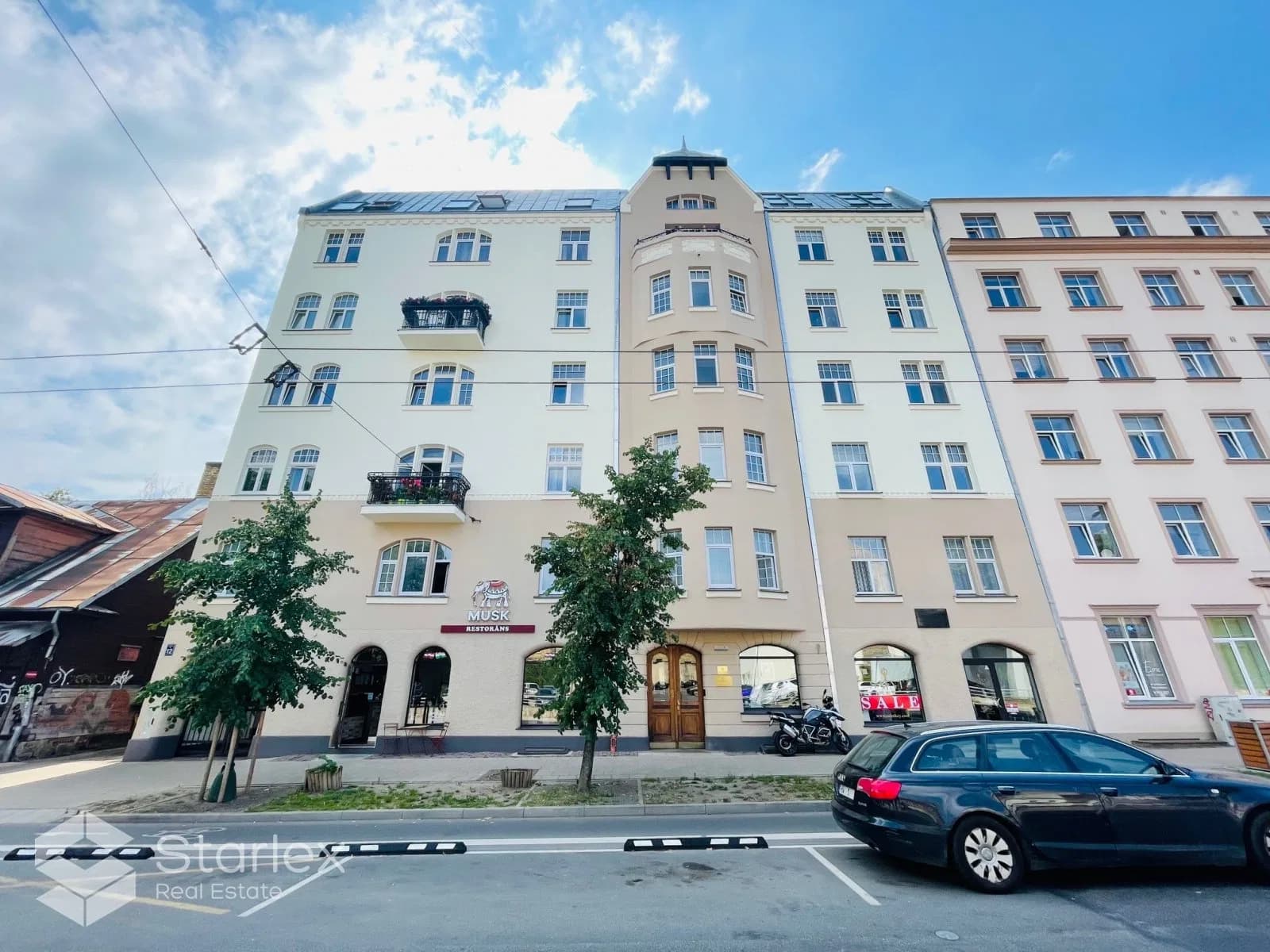 Продаем недвижимость с денежным потоком - 2 магазина с арендаторами.