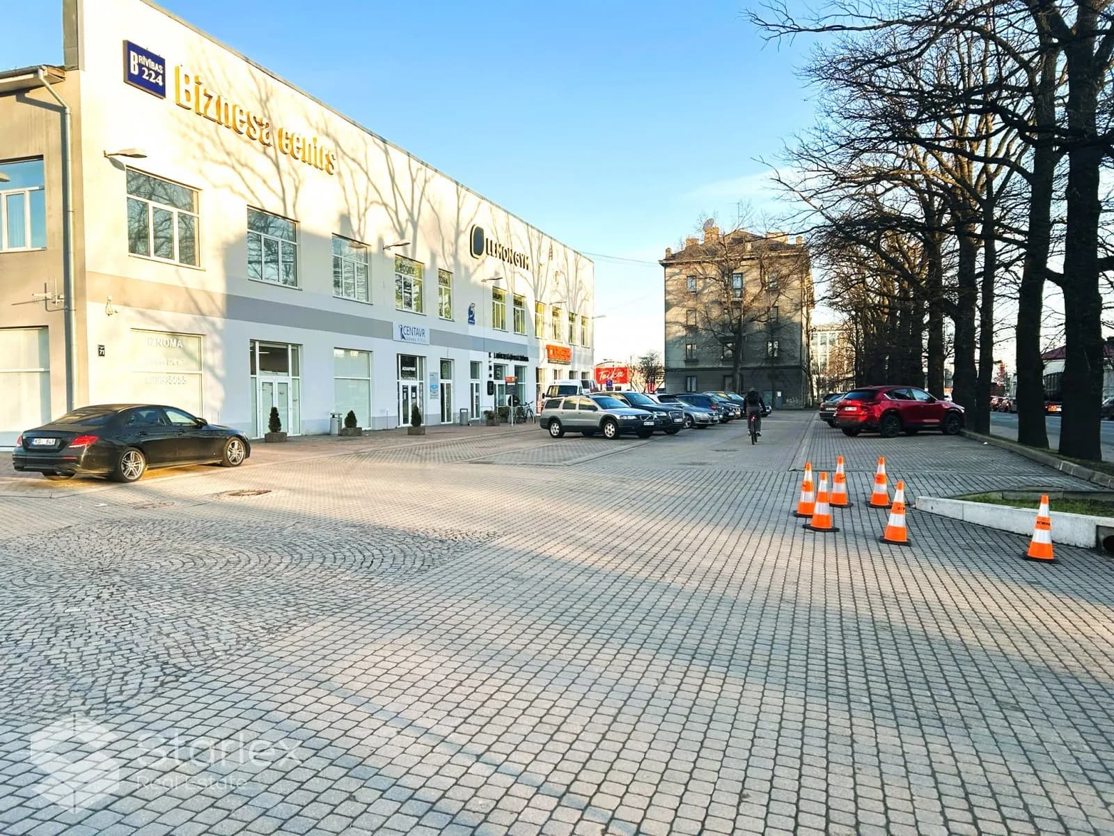 Gaišs birojs ar piekļuvi jumta terasei