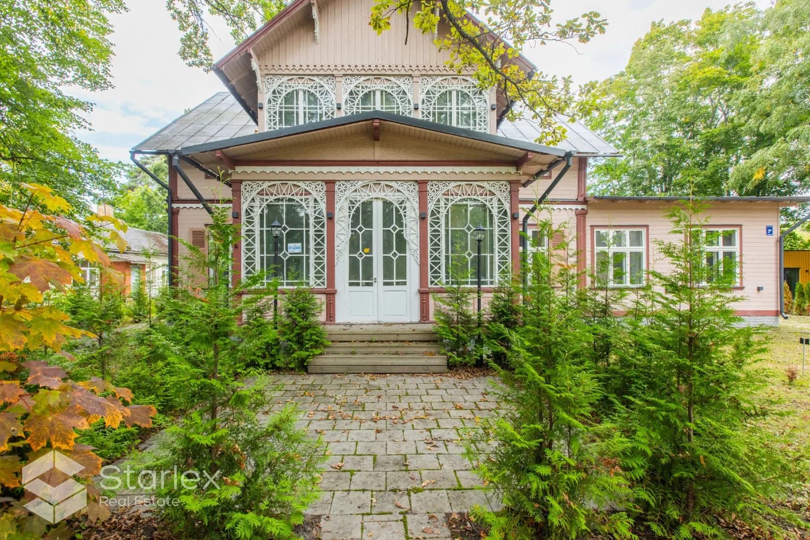 1-room apartment in a historic wooden building in Asari – by the sea