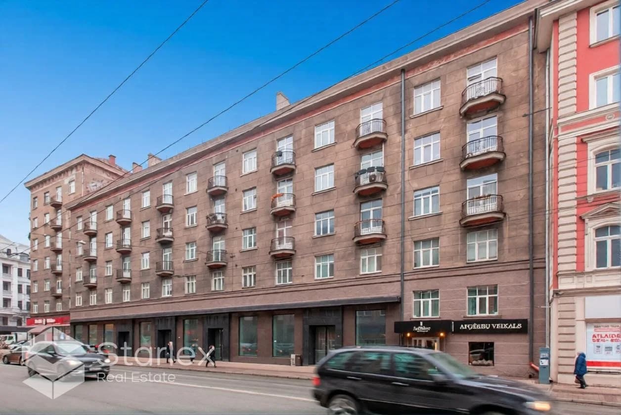 Commercial premises with large windows and high ceilings