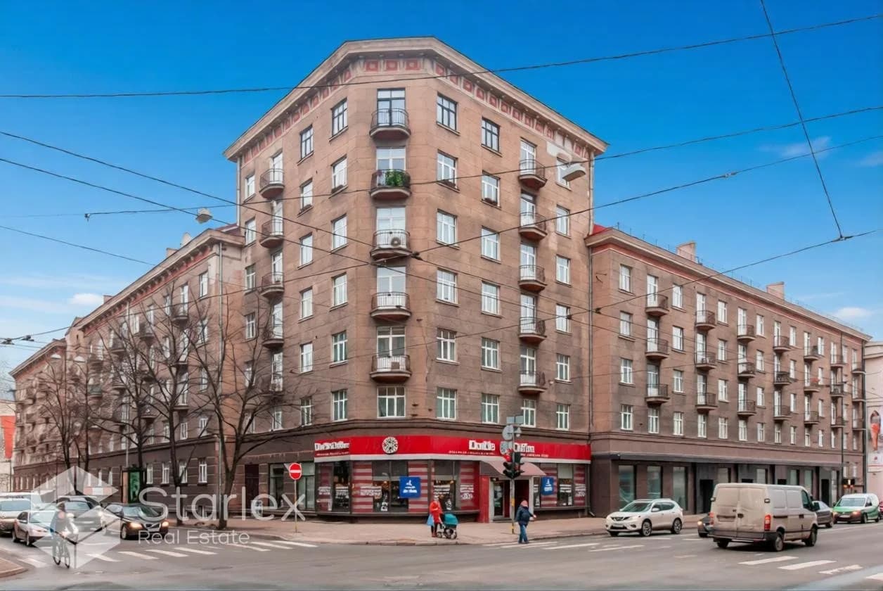 Commercial premises with large windows and high ceilings