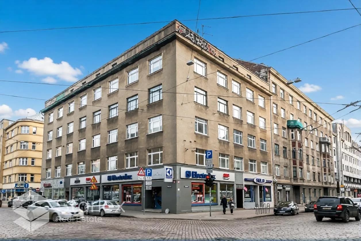 Commercial premises with large display windows on Tērbatas Street