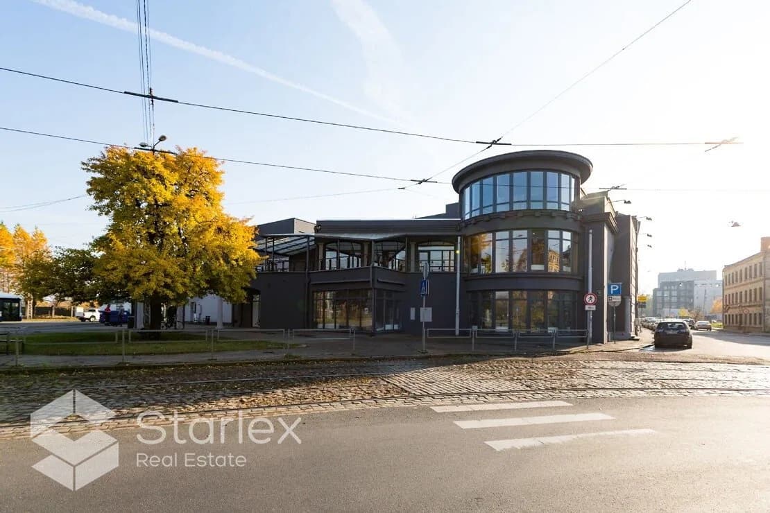 Multifunckionālas komerctelpas renovētā biroju projektā ''Hanzas vārti''