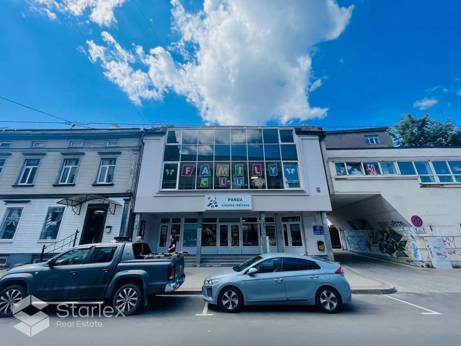 Pārdod atsevišķi stāvošu ēku pretī T/C ''Bērnu pasaule''