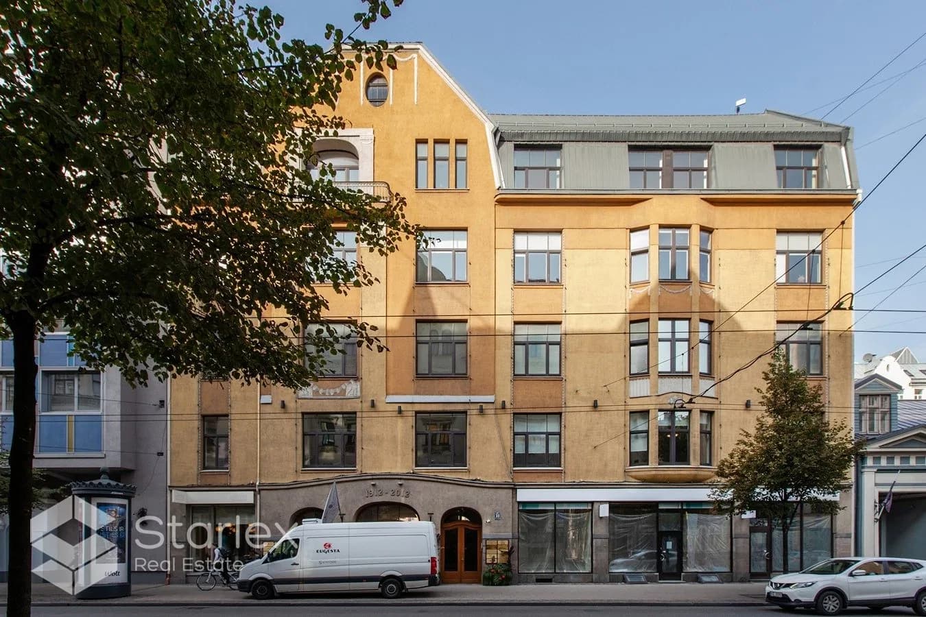 Birojs ar balkonu un lodžiju renovētas ēkas iekšpagalmā