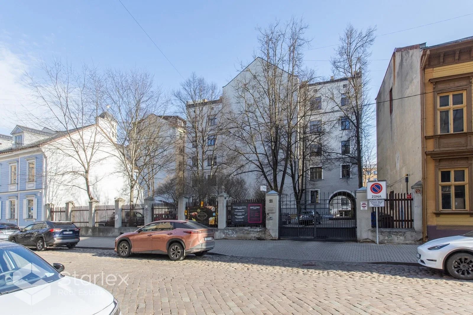 Biroja telpas ar atsegtām ķieģeļu sienām Rīgas centrā.