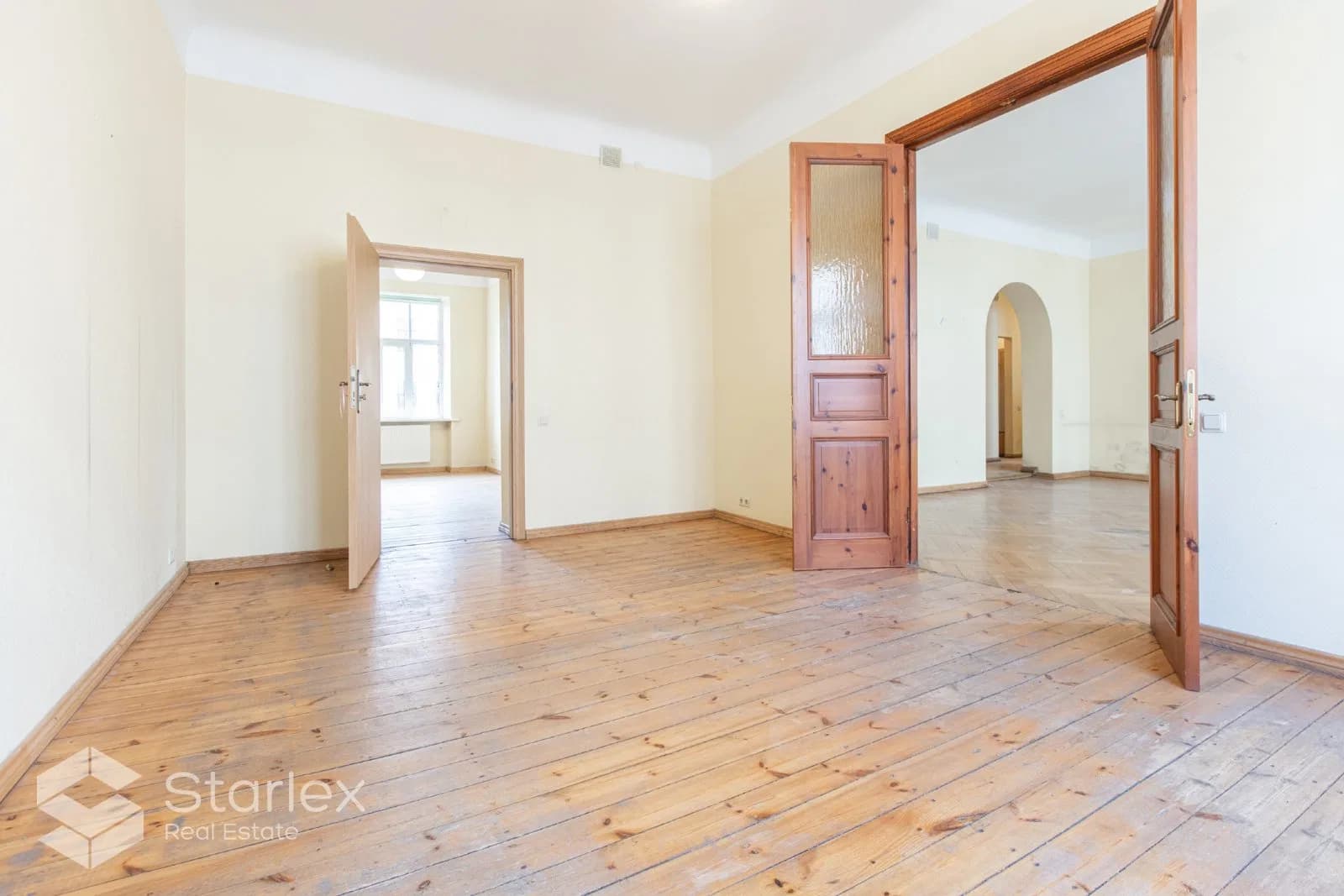 Spacious family apartment in the center of Riga with a bay window and an elevator