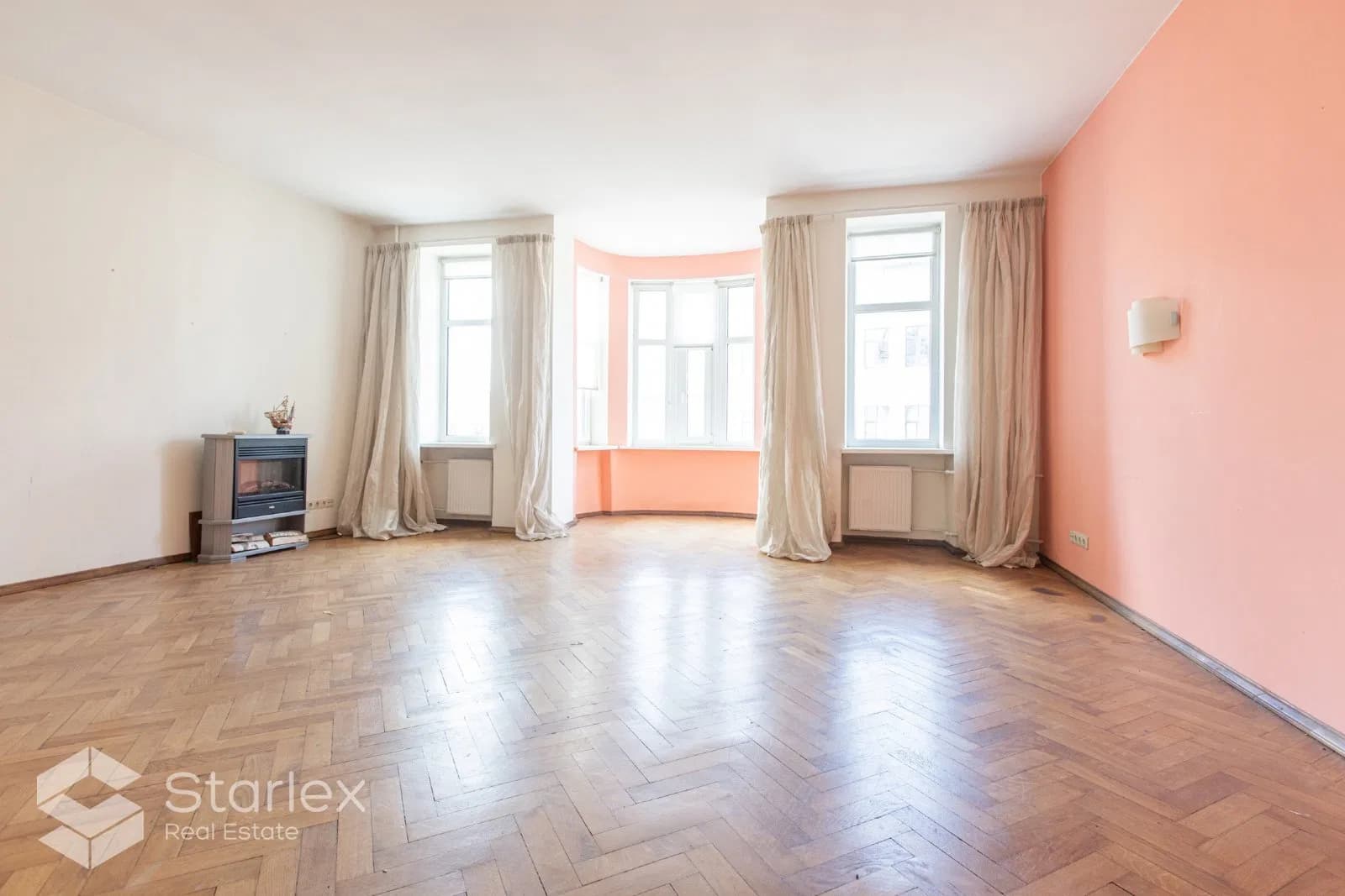 Spacious family apartment in the center of Riga with a bay window and an elevator