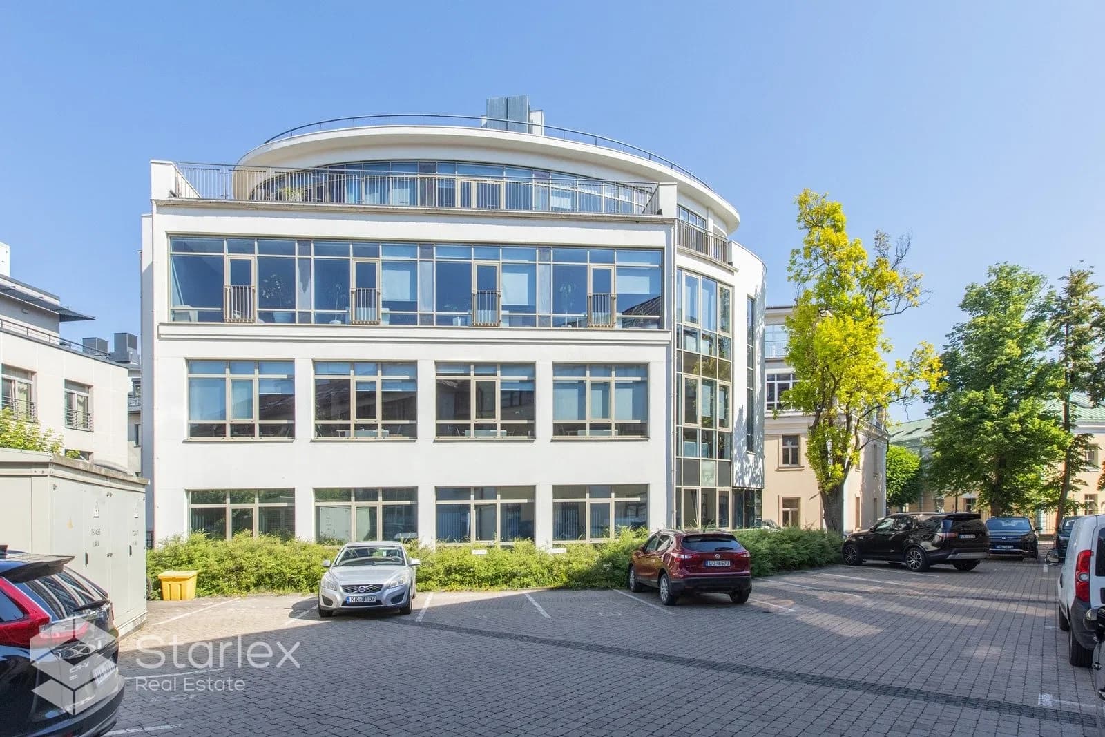 Mūsdienīgs birojs ar plašu terasi prestižā vietā blakus Citadele bankas galvenajai ēkai