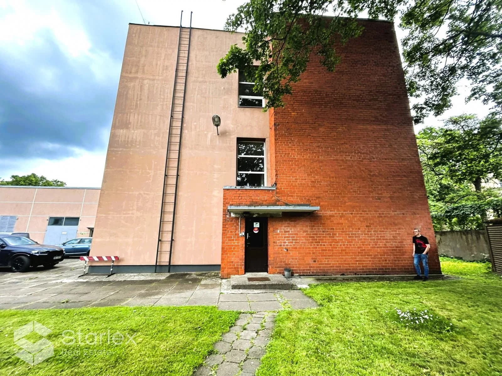 Офисное помещение площадью 266 м², включающее несколько кабинетов и рабочих зон.