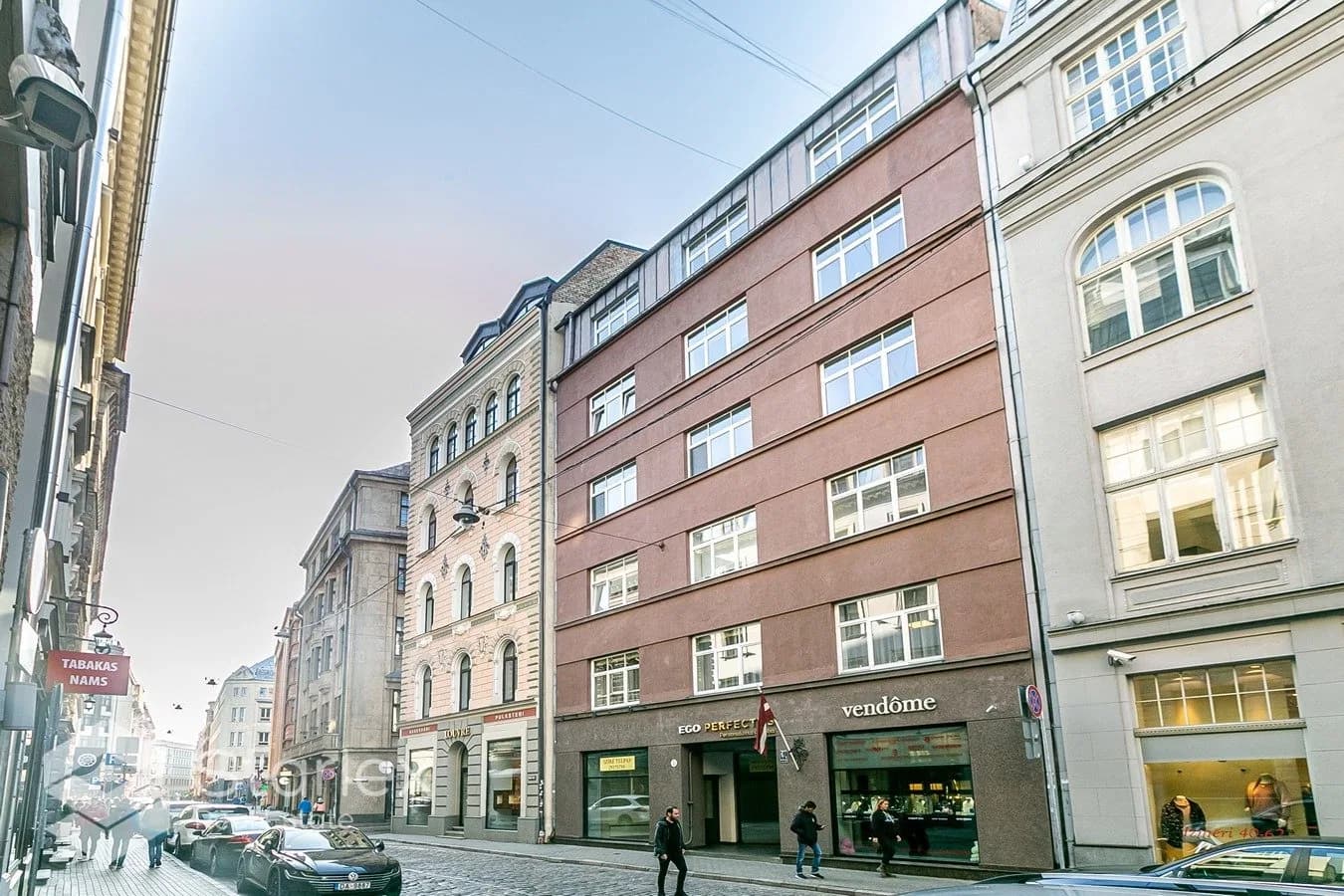 Moderns birojs Vecrīgā netālu no Pulvertorņa